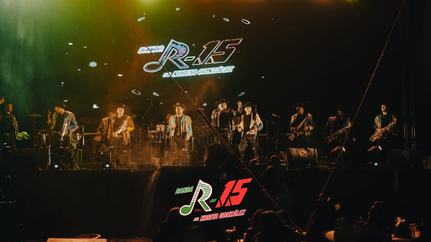 Banda R-15 del Korita Gonz&aacute;lez en pleno concierto sobre el escenario