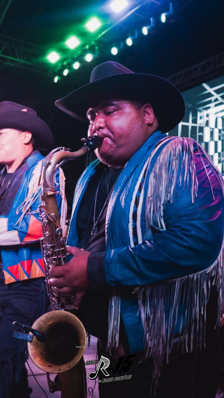 Saxofonista de la Banda R-15 tocando en vivo