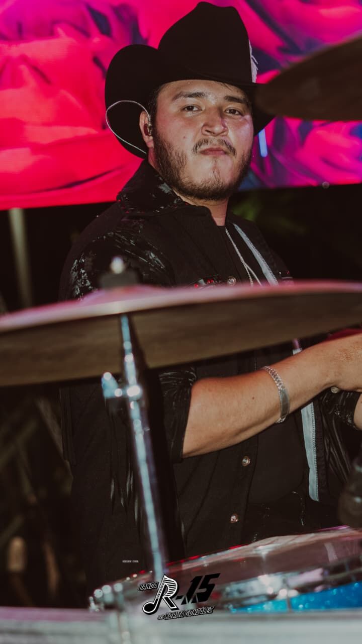 Baterista de la Banda R-15 durante el show