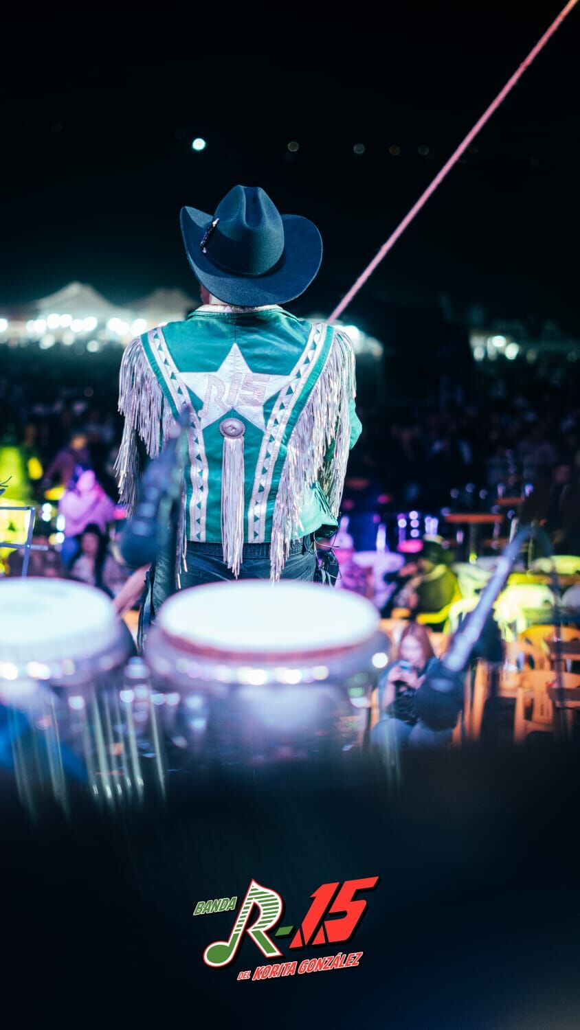 Tambora de la Banda R-15 frente al p&uacute;blico durante un baile