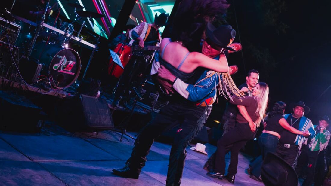 Baile de quebradita sobre el escenario en un show de la Banda R-15