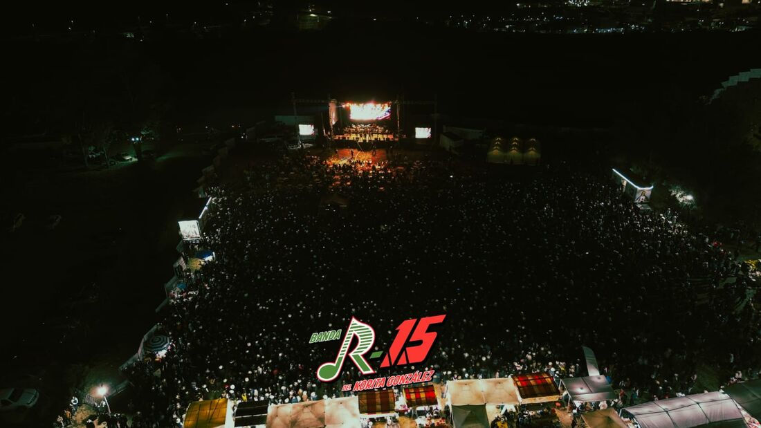 Vista a&eacute;rea nocturna de un baile masivo de la Banda R-15