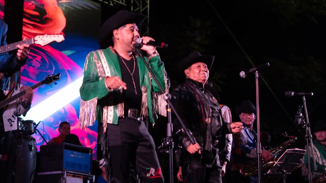 Vocalistas de la Banda R-15 compartiendo escenario