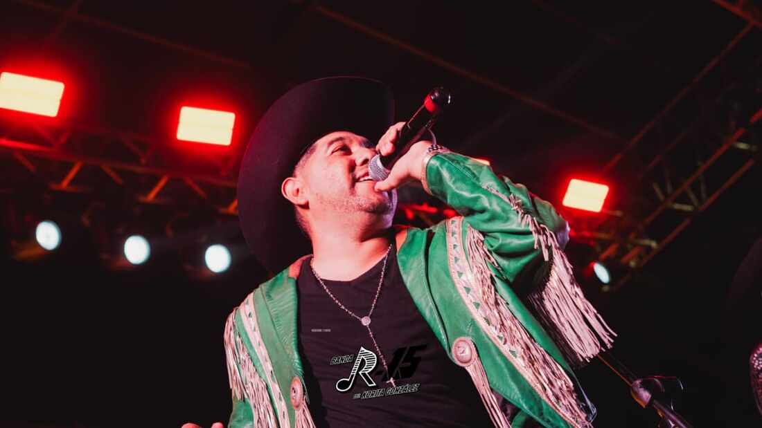 Vocalista de la Banda R-15 cantando bajo las luces del escenario