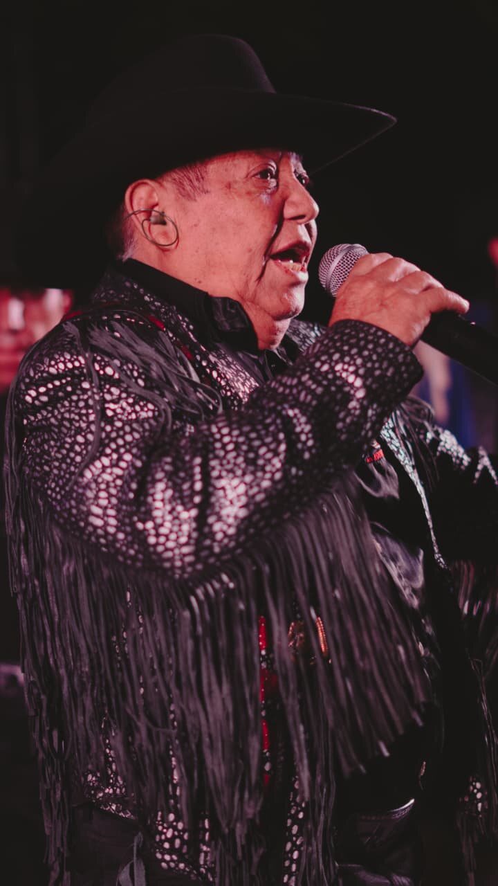 El Korita Gonz&aacute;lez cantando en vivo