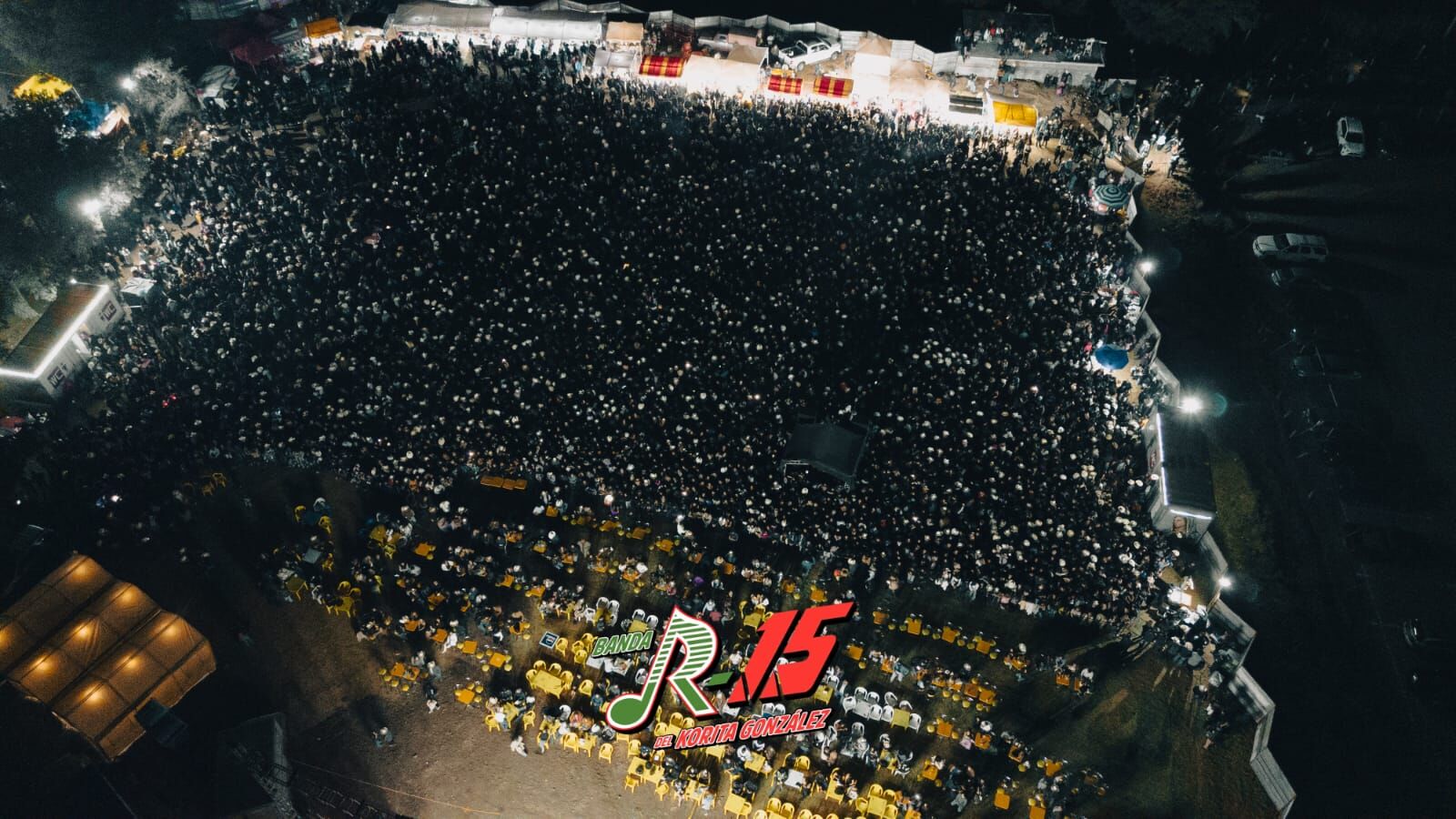 Vista a&eacute;rea de un baile masivo con la Banda R-15 del Korita Gonz&aacute;lez